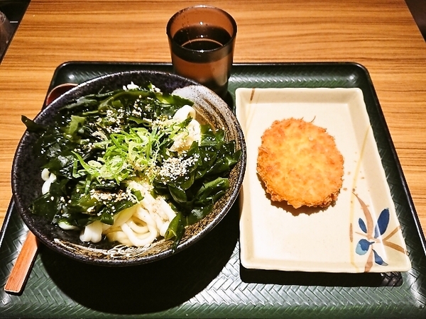 わかめうどんとコロッケ(はなまるうどん)