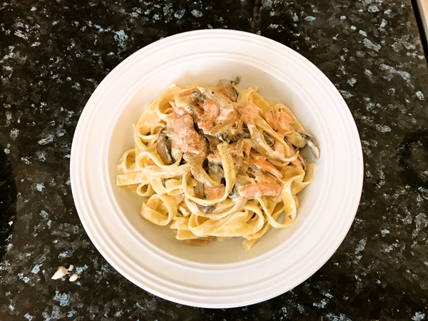 スモークサーモンときのこのクリームパスタ