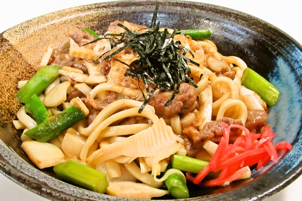 牛肉とアスパラのオイスター焼きうどん