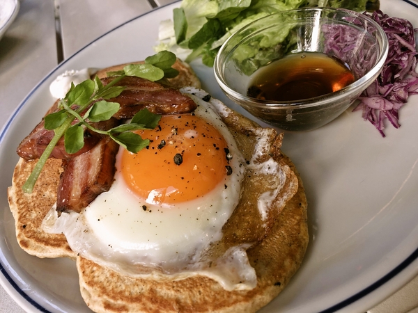 熟成ベーコンと エッグのパンケーキ