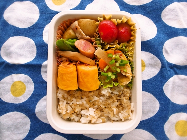 新じゃがとスナップエンドウのコンソメ炒め弁当