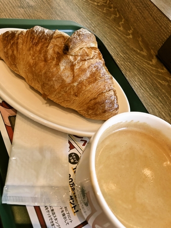 ホットコーヒーとクロワッサン