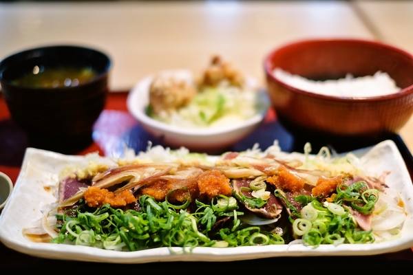 かつおたたきと唐揚げ定食