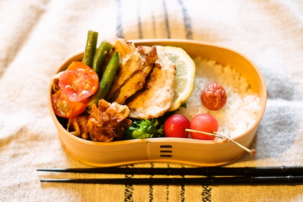 豚肉とミニトマトのレモン塩炒めと揚げシュウマイ弁当