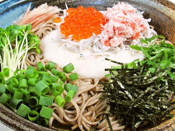 カニとイクラの冷やしとろろそば