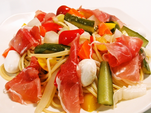 ピクルスと生ハムの冷製パスタ