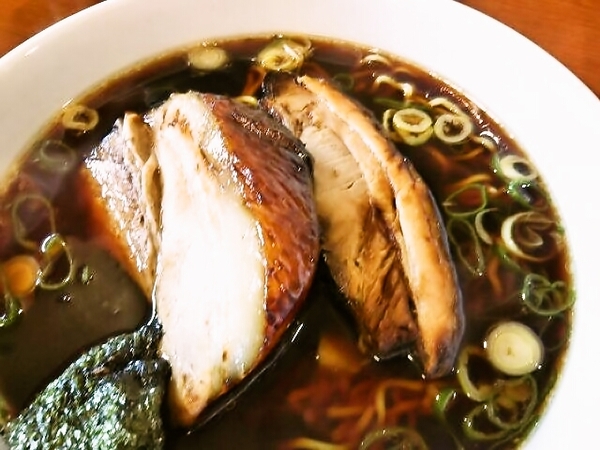 大きな大きなチャーシュー２枚のラーメン