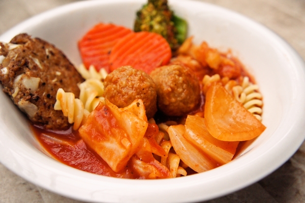 トマトソースパスタ