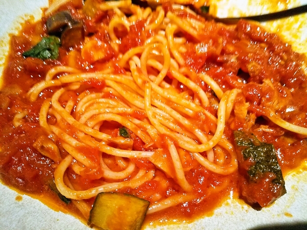 トマトたっぷりパスタ