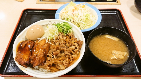 松屋の牛と味玉の豚角煮丼生野菜セット