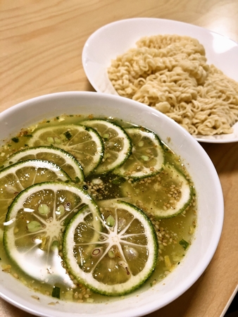 かぼす、サバ水煮、塩ラーメンの冷たいラーメン