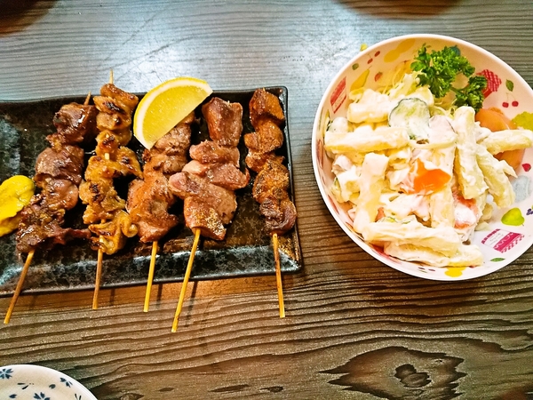 もつ焼き盛り合わせとマカロニサラダ