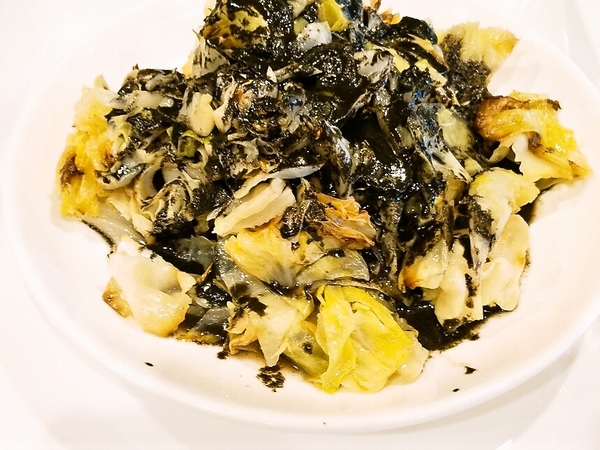 茹でキャベツのイカ墨ソース掛け