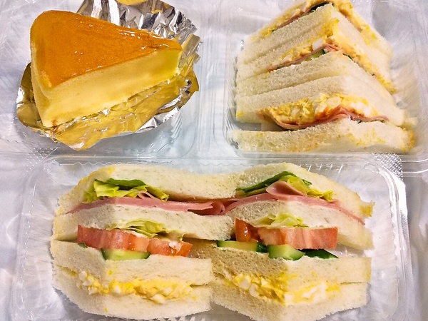 サンドイッチの中に何か違うものが･･･(笑)