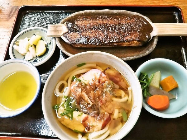 うどんとエゴマの五平餅定食　美味しかったです♪