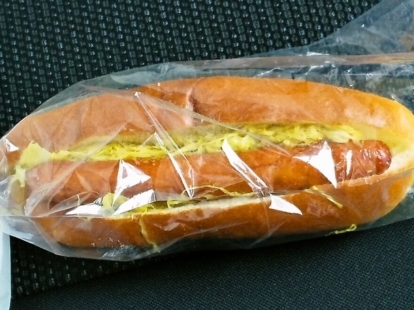 関西定番のカレー味のホットドッグ