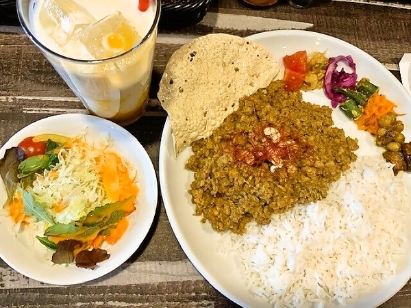 キーマカレーとマンゴーラッシー　町田クリティカルホット