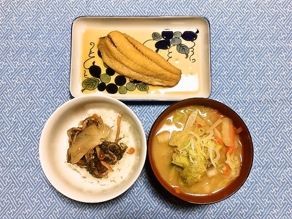 【晩ごはん】魚の煮付け、ふかひれ松前漬、白菜とごぼうの味噌汁
