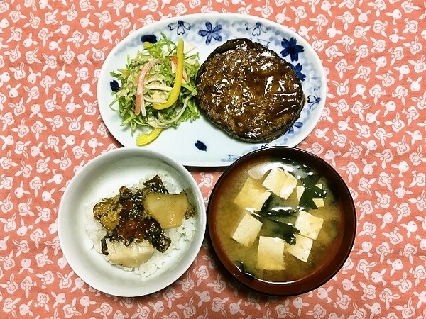 【晩ごはん】ハンバーグ、あわび･うに海宝漬、豆腐とわかめの味噌汁