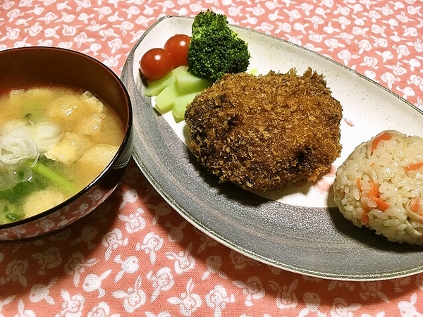 【晩ごはん】メンチカツ、ごぼうご飯、大根の味噌汁