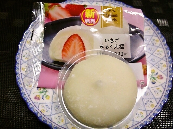 ファミマの「いちごみるく大福」