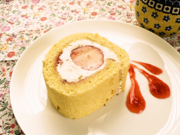 丸ごといちごのロールケーキ