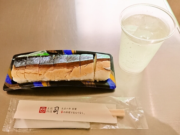 空港で鯖棒寿司＆ゆずサワー