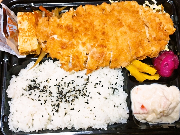 居酒屋テイクアウトのチキンカツ弁当
