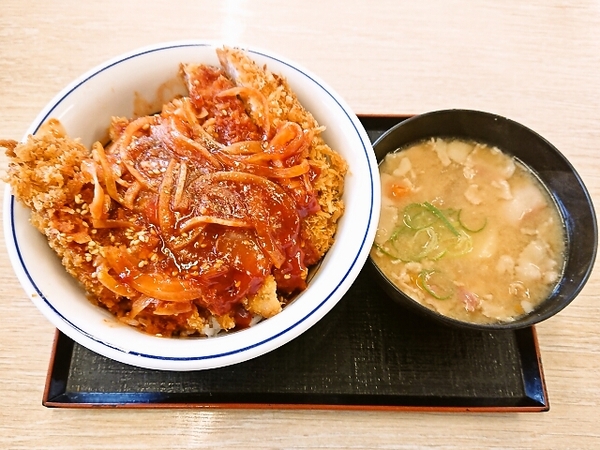 かつやで赤辛カツ丼(竹)ととん汁(小)