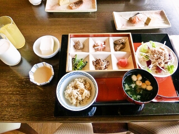 鮎の炊き込みご飯の朝食