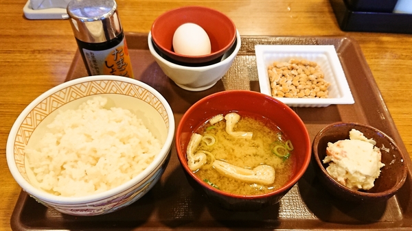 すき家の納豆朝食（ご飯ミニ）３００円