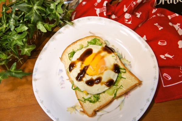 レンジで簡単！あのソースで旨さUPな目玉焼きサンド