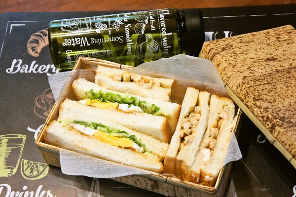 「そぼろサンド＆目玉焼きサンド」deゆーたんの軽食
