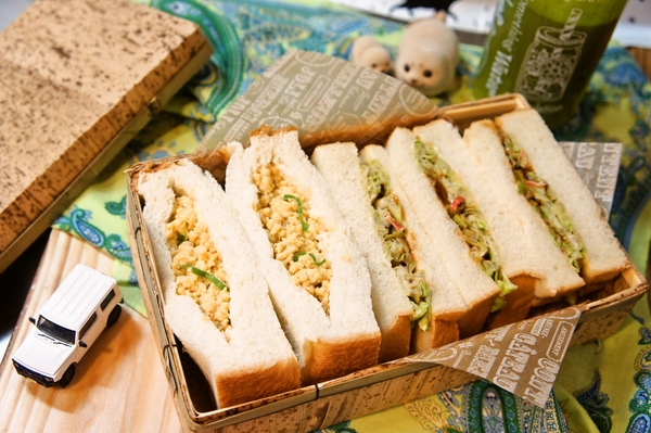 「母の味炒り玉子サンド＆ヘルシーキャベ玉サンド」deゆーたんの軽食