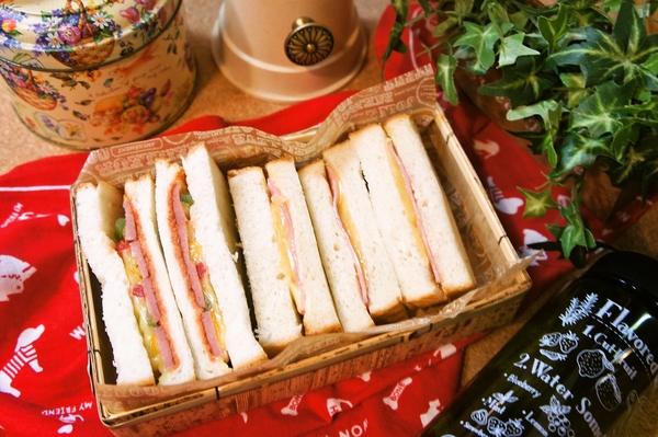 「ピザトーストサンド＆ハムチーズサンド」deゆーたんの軽食