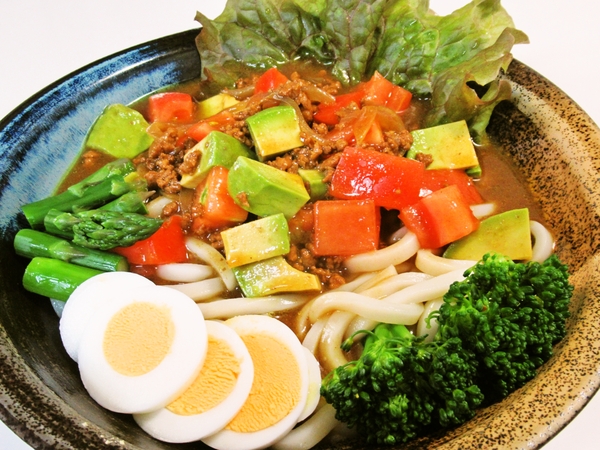 アボカドとトマトの冷やしカレーうどん