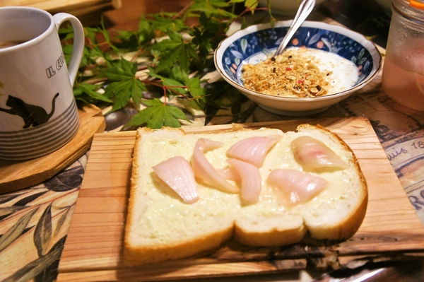 高見えユニクロ「千円神T」がないと夏が始まらない！と朝食