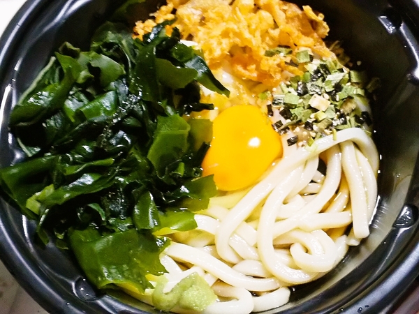 冷やしワカメたぬきうどん