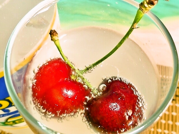 炭酸水に浮かべたさくらんぼ♪ハートに見えない？