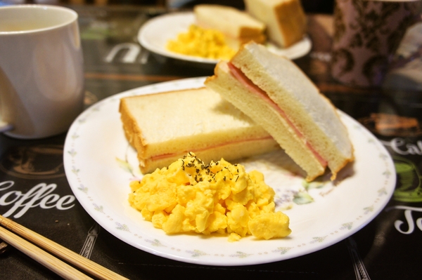 普通のマスクに〇〇をつけるだけで蒸れが軽減。。。と朝食