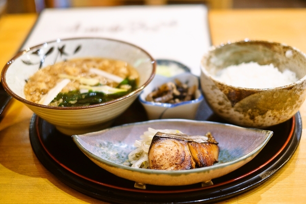 さわらと狸蕎麦