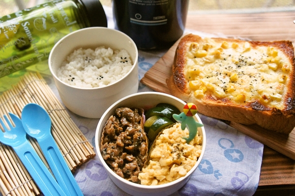 主人が作った豚の辛味噌で２色丼＆コーンマヨトースト弁当