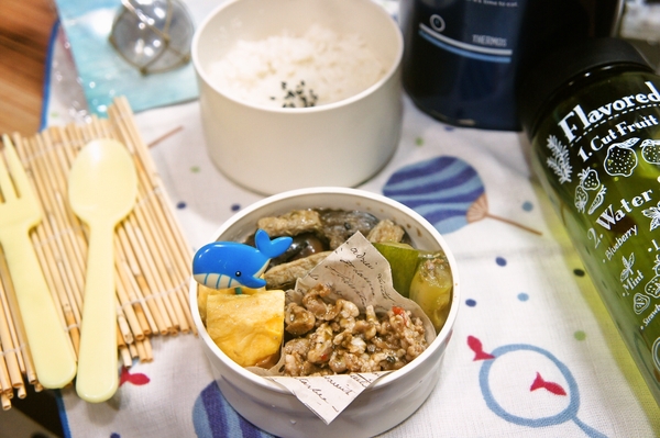 豚と瓜のタイ風ピリ辛醤油＆茄子と揚げの味噌炒め弁当