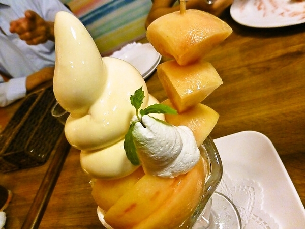 天使も桃パフェ