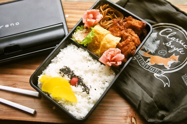 中学生男子、休日登校のための好物を詰め込んだお弁当