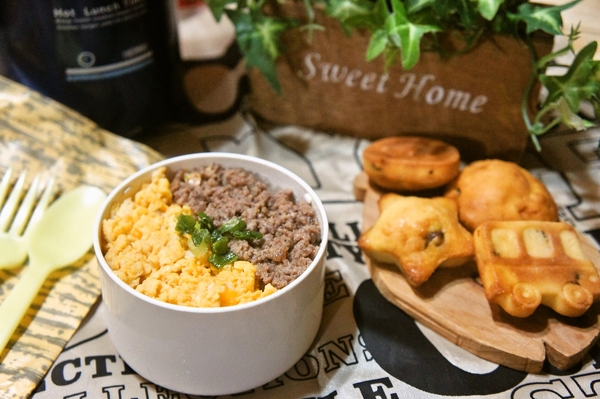 二色そぼろ丼＆母手作りマフィン弁当de長男のランチ