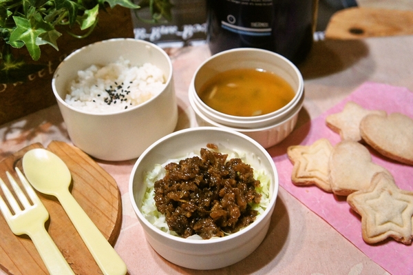 ダーリンが作った豚丼＆母が焼いたクッキー弁当de長男のランチ