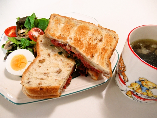 コンビーフとブロッコリースプラウトのトーストサンド