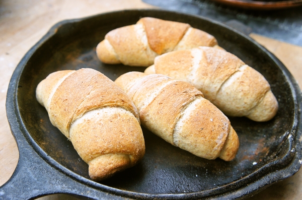ダッチオーブンで焼いた自家製ロールパン