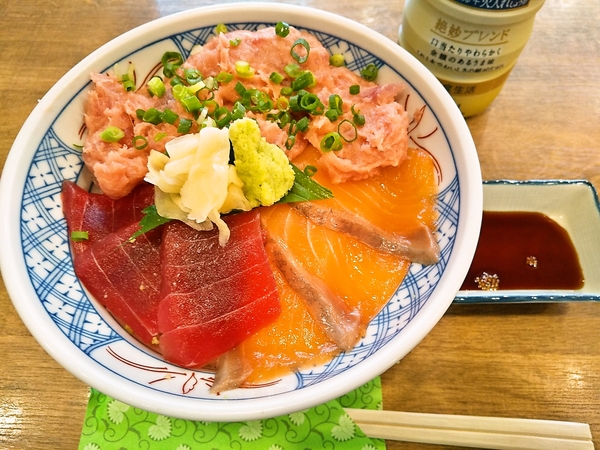 三色海鮮丼